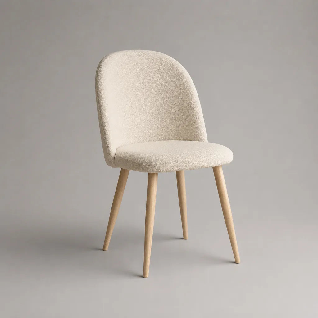 Esszimmerstuhl mit Bouclé-Bezug aus Polyester und Massivholzbeinen, Creme/Natur, 49 × 56 × 84 cm