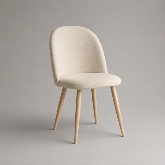 Esszimmerstuhl mit Bouclé-Bezug aus Polyester und Massivholzbeinen, Creme/Natur, 49 × 56 × 84 cm